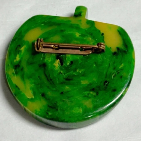 BAKELITE 1930s Vintage Creamed Spinach Marbled with Creamed Corn 2” Apple Brooch - Picture 2 of 2